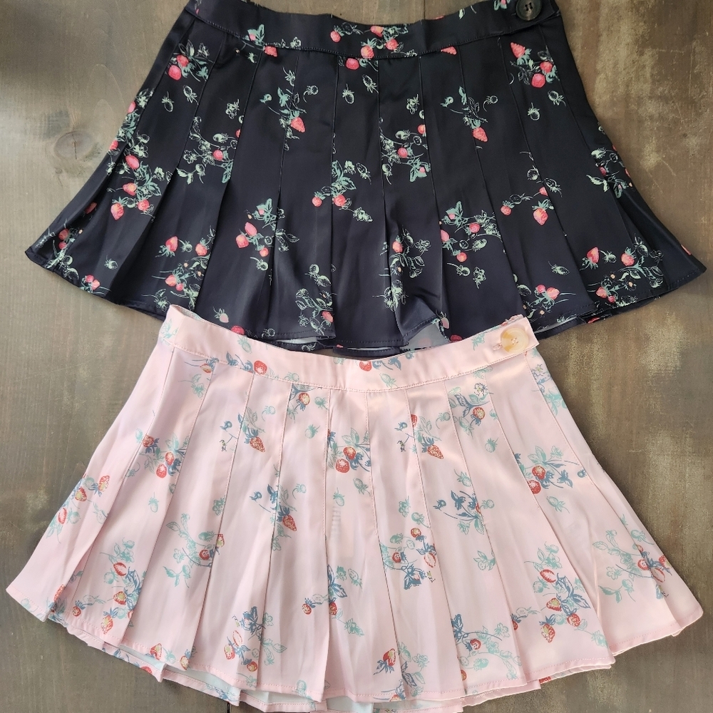 NWT Urban Outfitters Kimchi Blue Kit Button-Waist Pleated Mini Skirts – Size S